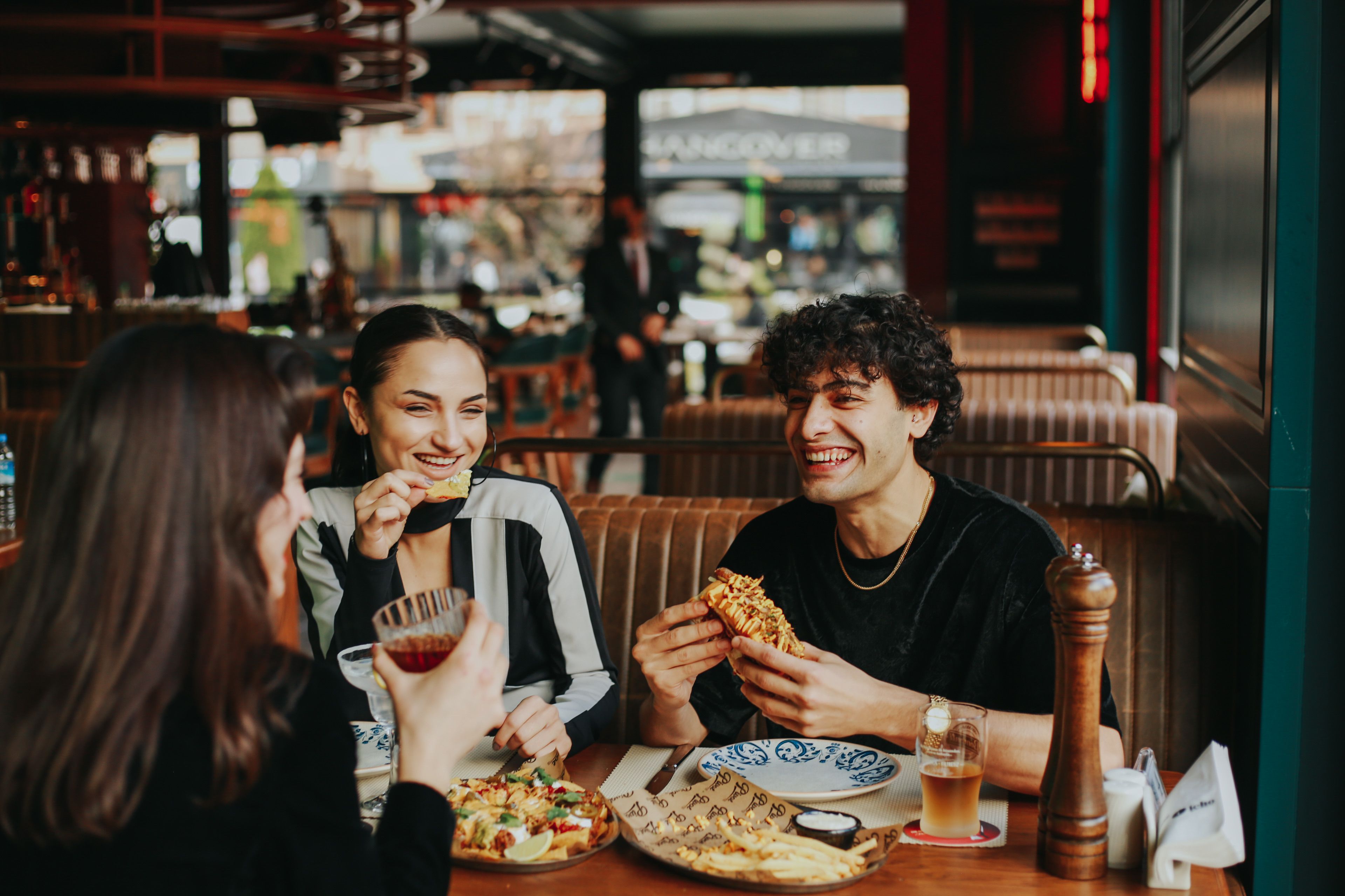 Amigos dividindo a conta do restaurante depois do jantar