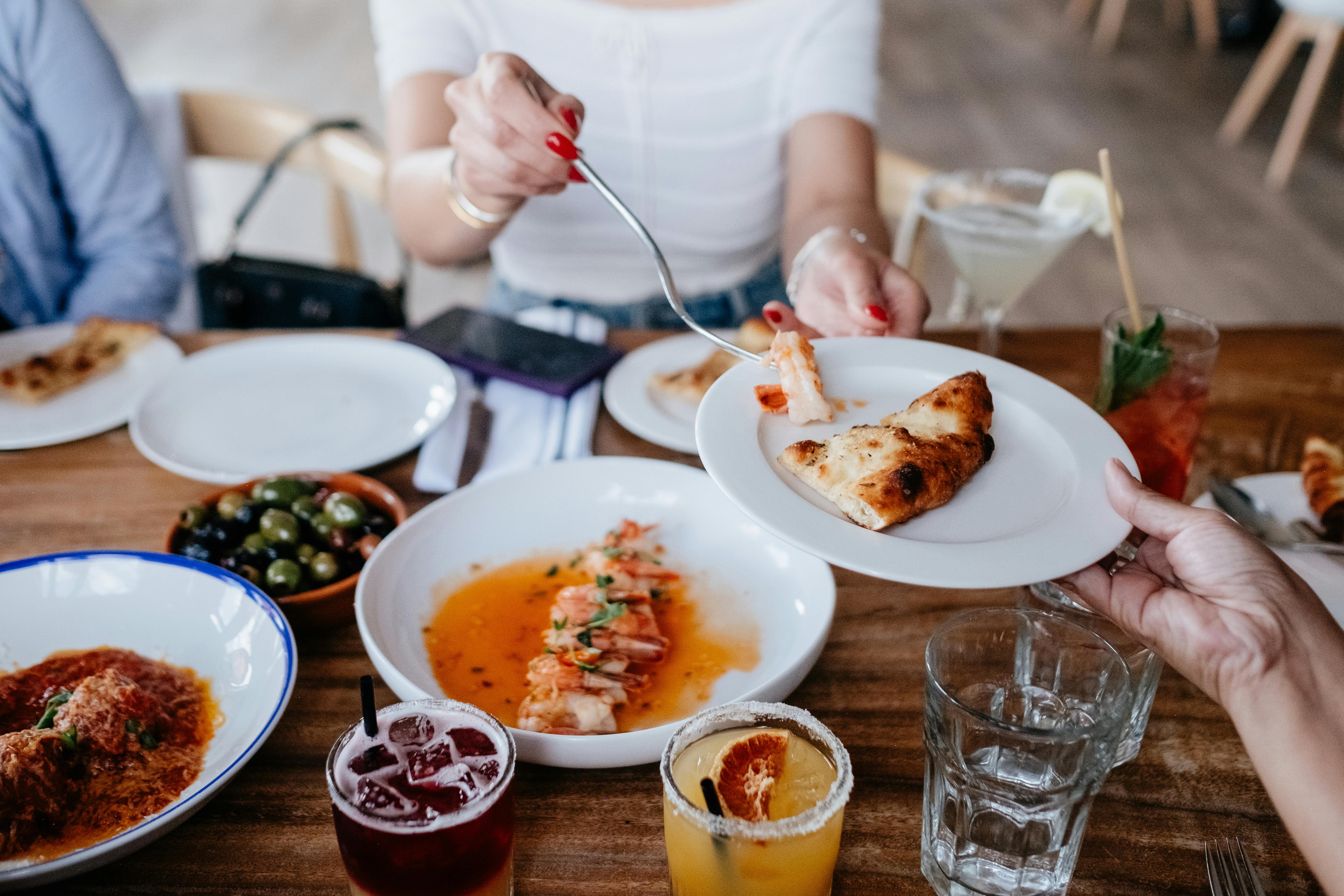 Jantares em grupo e pratos compartilhados em restaurantes